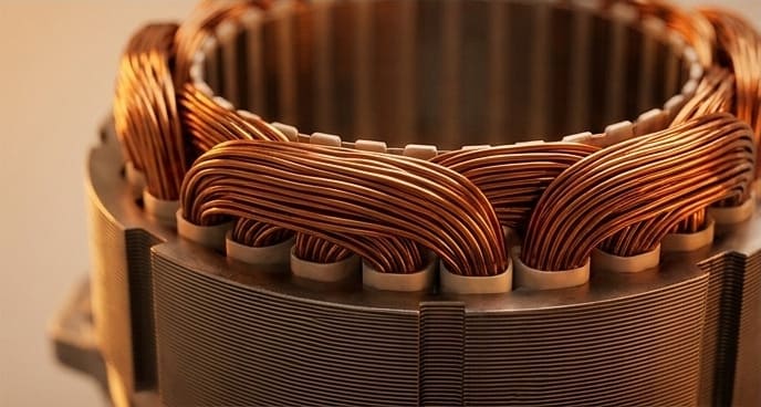 Крупный план плотно уложенной чистой медной обмотки генератора альтернатора 10 кВт, что подчеркивает высокое качество конструкции.
