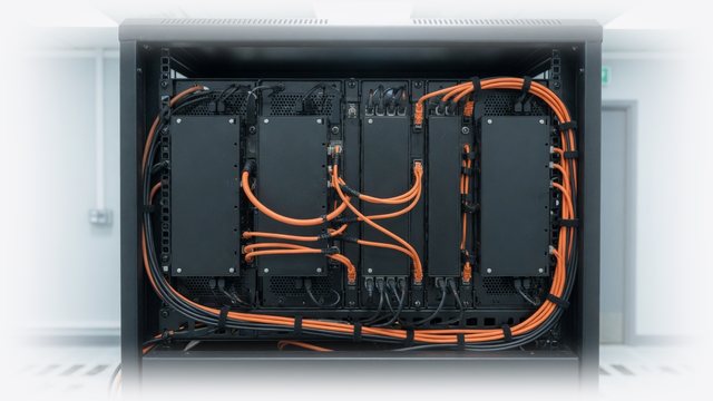 Стійка з літієвими акумуляторними модулями LiFePO4