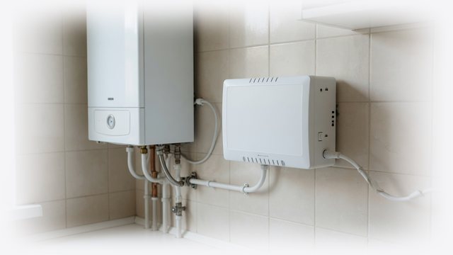 Джерело безперебійного живлення поруч із настінним газовим котлом